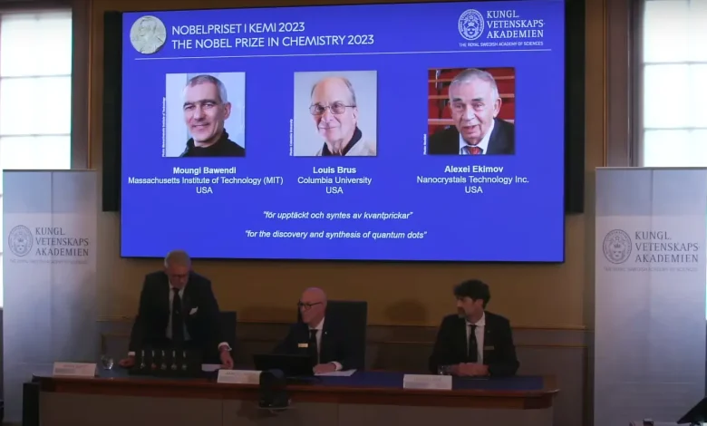 جائزة نوبل في الكيمياء 2023 تمنح لثلاث علماء اكتشفوا "النقاط الكمومية"